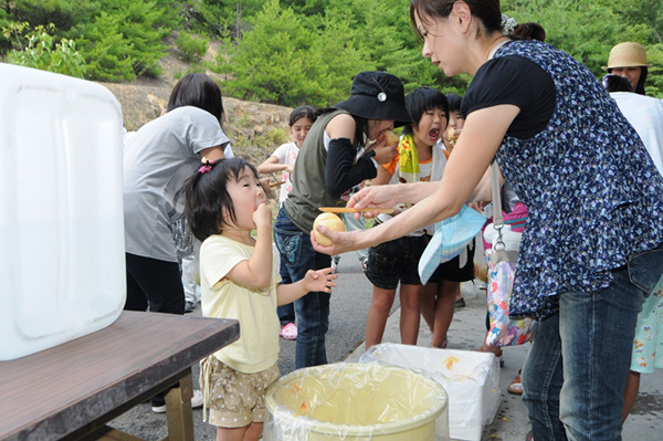 おいしそうに桃を食べる子供の写真