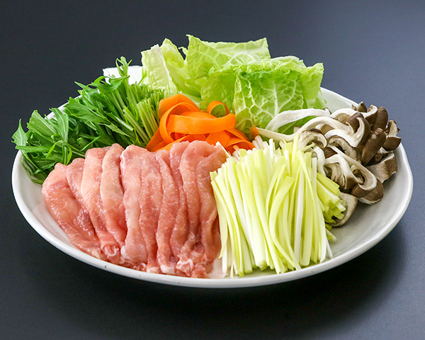 黄ニラ、豚肉,野菜の皿盛り写真