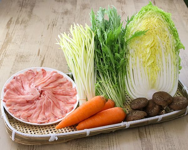 黄ニラ、豚肉,野菜のカゴ盛り写真